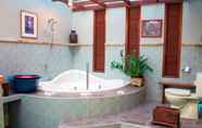 ห้องน้ำภายในห้อง 4 Villa Naga Maya