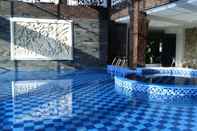 Swimming Pool Hotel Grand Bayu Hill