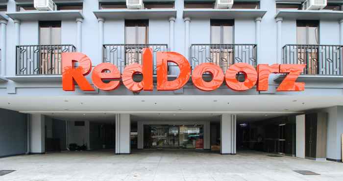 ภายนอกอาคาร RedDoorz Plus @ Jardin Suites Guadalupe Nuevo