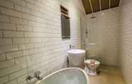 In-room Bathroom 5 Opulence Puri Lumbung Hotel