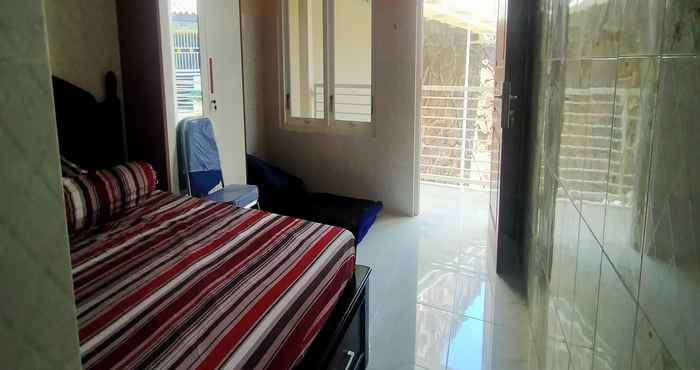 Bedroom OYO Living 90030 Thamrin Homestay