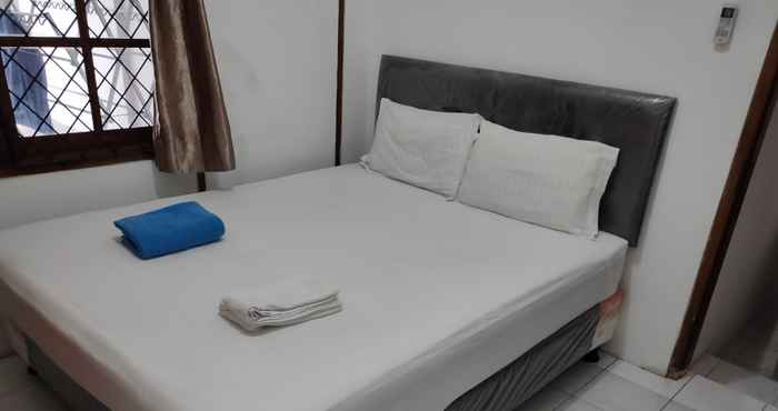 Kamar Tidur OYO 90038 Ragunan Guesthouse Syariah