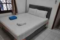 Kamar Tidur OYO 90038 Ragunan Guesthouse Syariah