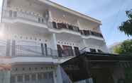 ภายนอกอาคาร 2 OYO 90012 Guest House Cahaya 7296