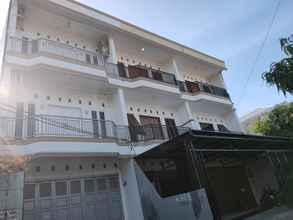 Exterior 4 OYO 90012 Guest House Cahaya 7296