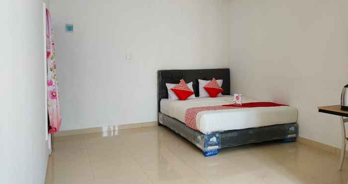 Bedroom OYO 90012 Guest House Cahaya 7296