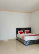 BEDROOM OYO 90012 Guest House Cahaya 7296