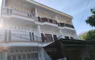 ภายนอกอาคาร 4 OYO 90012 Guest House Cahaya 7296