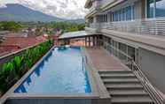 Swimming Pool 7 Hotel Santika Bukittinggi