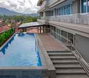 Swimming Pool 7 Hotel Santika Bukittinggi