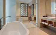 In-room Bathroom 5 Hotel Santika Bukittinggi