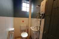 Toilet Kamar OYO 90117 Grand Vista