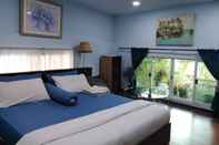 Kamar Tidur 2 Sister Cafe' and Rooms