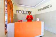 Lobi OYO 90034 Hotel Gandung Yunior