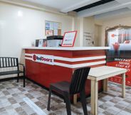 Lobby 5 RedDoorz Plus near BGC Mall