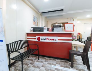 Lobby 2 RedDoorz Plus near BGC Mall