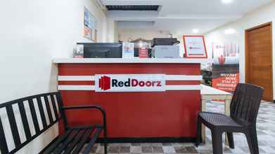 Lobby 4 RedDoorz Plus near BGC Mall - Vaccinated Staff.