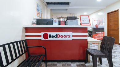 Lobby 4 RedDoorz Plus near BGC Mall