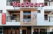 Bangunan 3 RedDoorz Plus near BGC Mall - Vaccinated Staff.