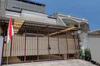 ภายนอกอาคาร OYO Living 3917 Kost Putri Siwalankerto