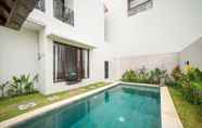 Kolam Renang 3 Little Nuts Villas