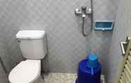 In-room Bathroom 5 Homestay Griya Merpil