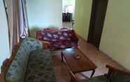 Lobi 6 OYO 90097 Homestay Sinta Ndani Putri