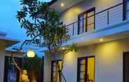 Hồ bơi 2 Puri Warung Villa & Guest house