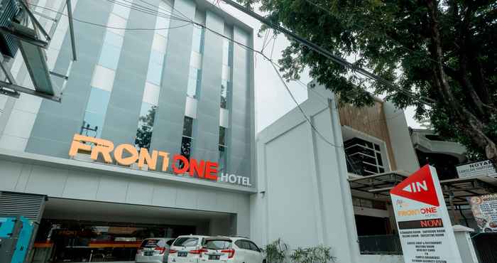 Bangunan Front One Hotel Gresik