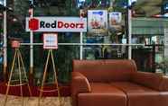 Lobi 4 RedDoorz @ The Providence Tower - Vaccinated Staff 