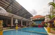 Kolam Renang 4 Capital O 90070 Giri Palma Villas