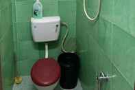 Toilet Kamar SPOT ON 90144 Corridor Hotel 1