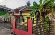 Exterior 2 OYO 90145 Furqon Guest House Syariah