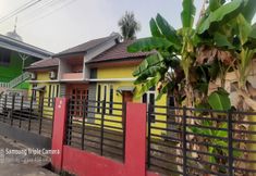 Exterior 2 OYO 90145 Furqon Guest House Syariah
