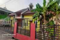 Bangunan OYO 90145 Furqon Guest House Syariah