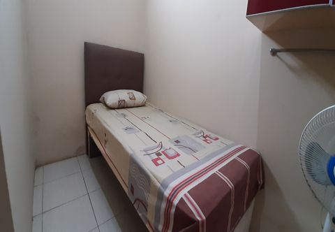 Bedroom OYO 90145 Furqon Guest House Syariah