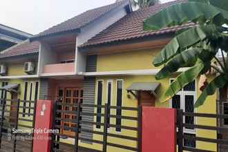 Exterior 4 OYO 90145 Furqon Guest House Syariah