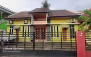 Exterior 4 OYO 90145 Furqon Guest House Syariah