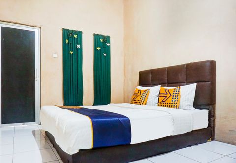 Bedroom SPOT ON 90146 Sugianto Guesthouse Syariah