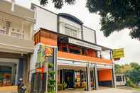 Bangunan Super OYO 90151 Guest House 180