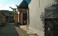 Luar Bangunan 3 OYO 90129 Villa Cemara 7