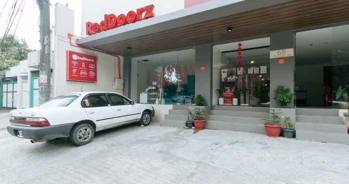 Luar Bangunan RedDoorz near Fernwoods Garden Quezon City