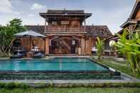 Swimming Pool Eka Wood Villa