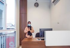 Lobby 5 Super OYO 90115 Near Pasar Baru