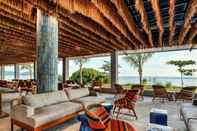 Quầy bar, cafe và phòng lounge Amber Lombok Beach Resort by Cross Collection