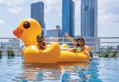Kolam Renang 3 DoubleTree by Hilton Surabaya