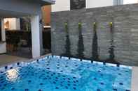 สระว่ายน้ำ Relax Pool Villa Pranburi