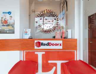 Lobby 2 RedDoorz near Mercado del Lago