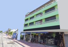 Bangunan 3 OYO 75372 Flight Hut Hotel