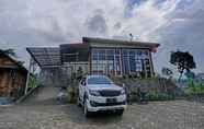 Exterior 3 OYO 90225 Rumah Bambu Trawas syariah